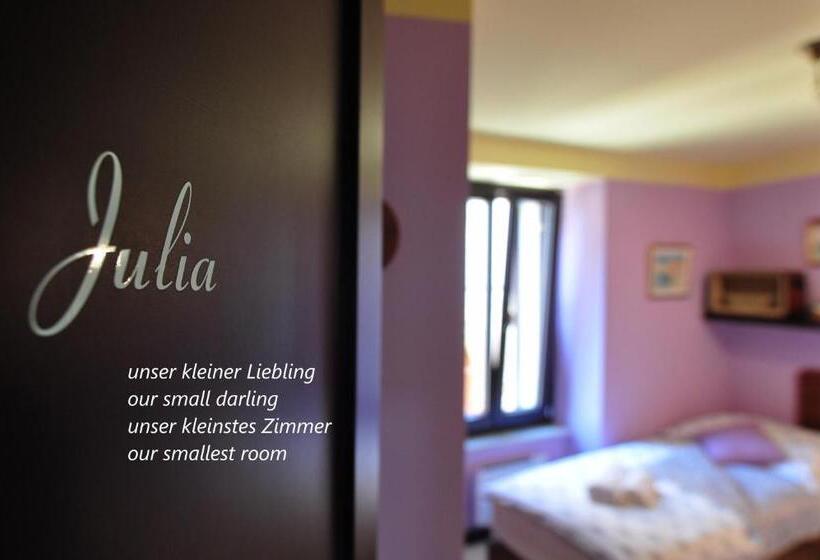 اتاق استاندارد یک نفره, Max Piran