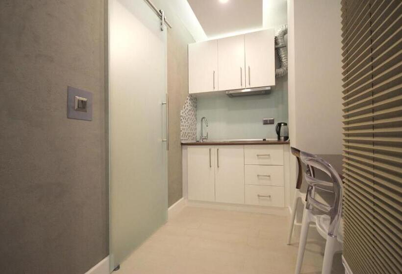 استودیوی استاندارد, Delight Deluxe Aparts