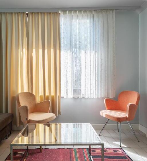 استودیوی استاندارد, Delight Deluxe Aparts