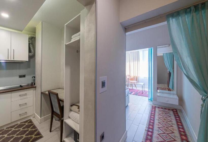 استودیوی استاندارد, Delight Deluxe Aparts