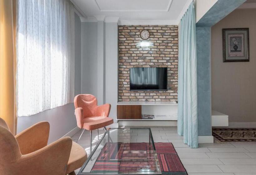 استودیوی استاندارد, Delight Deluxe Aparts