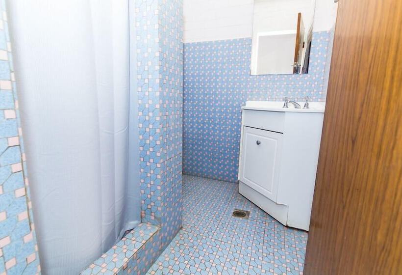 اتاق استاندارد سه نفره, Gladstone Motel