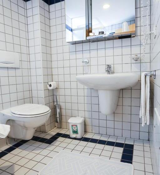 חדר סטנדרט לשלושה, Fortini