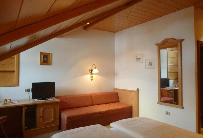 Номер Стандарт Трехместный, Holzer