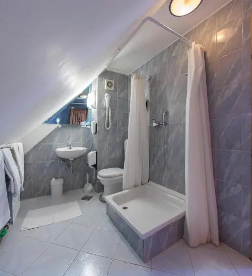 اتاق استاندارد سه نفره, Kristal