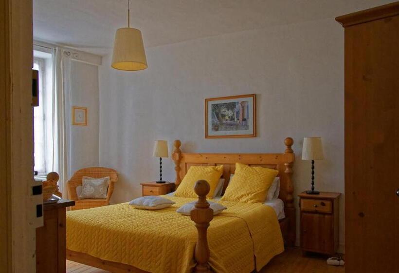 Номер Стандарт Трехместный, Maison Rives   Village Du Livre De Montolieu