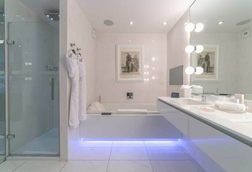 Полулюкс, Hôtel Le Strato