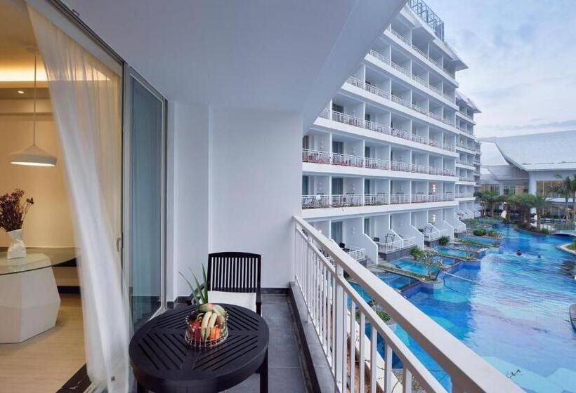 غرفة قياسية مطلّة علي حمام السباحة, Palace Resort Yalong Bay Sanya