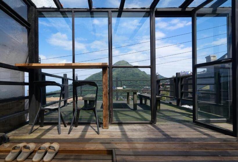 اتاق خانوادگی با چشم‌انداز دریا, Owlstay Jiufen Wander