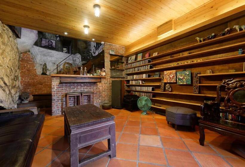 اتاق خانوادگی با چشم‌انداز دریا, Owlstay Jiufen Wander