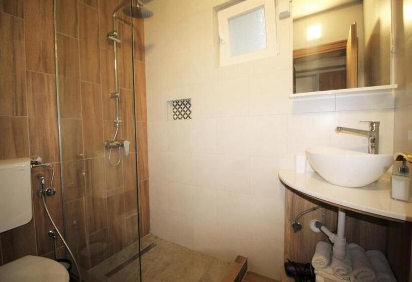 اتاق لوکس خانوادگی, Pansion Stari Grad