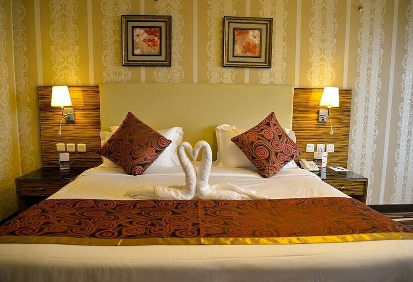 غرفة قياسية مطلة على المدينة, Crown Town