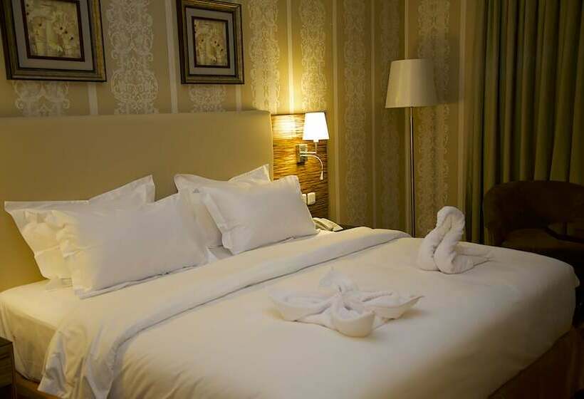 Номер Стандарт Вид на Город, Crown Town