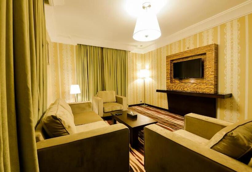 Люкс, Crown Town