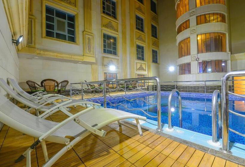 Номер Стандарт Вид на Бассейн, Crown Town