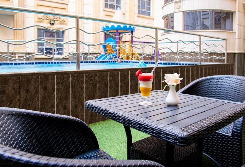 Номер Стандарт Вид на Бассейн, Crown Town