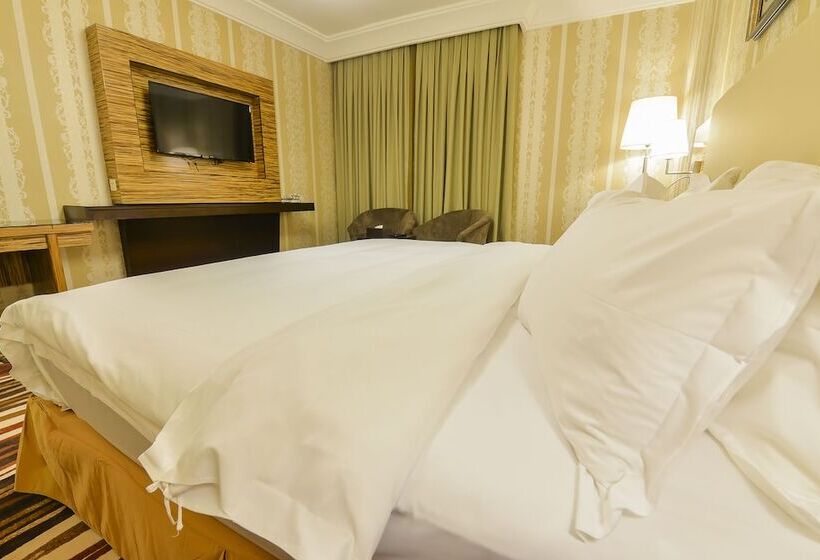 Люкс, Crown Town