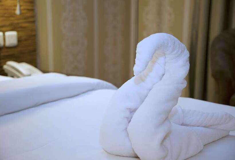 Люкс, Crown Town