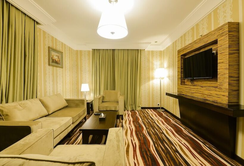 Люкс, Crown Town