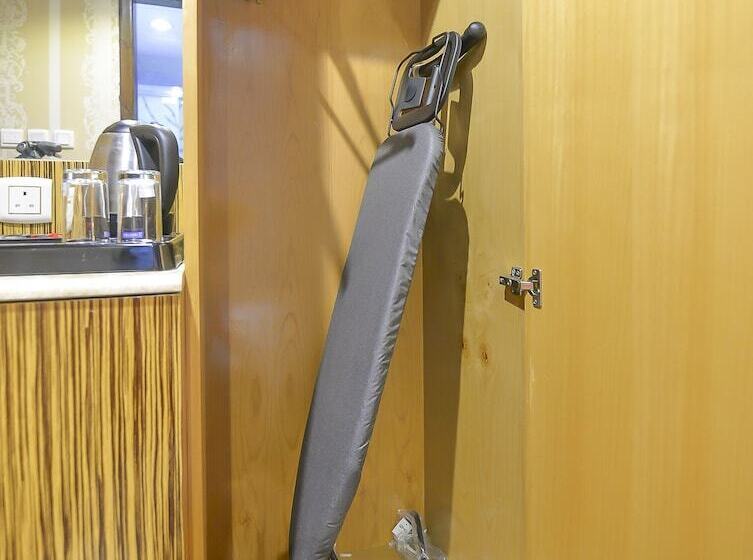 Номер Стандарт Вид на Бассейн, Crown Town