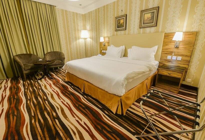 غرفة قياسية مطلّة علي حمام السباحة, Crown Town