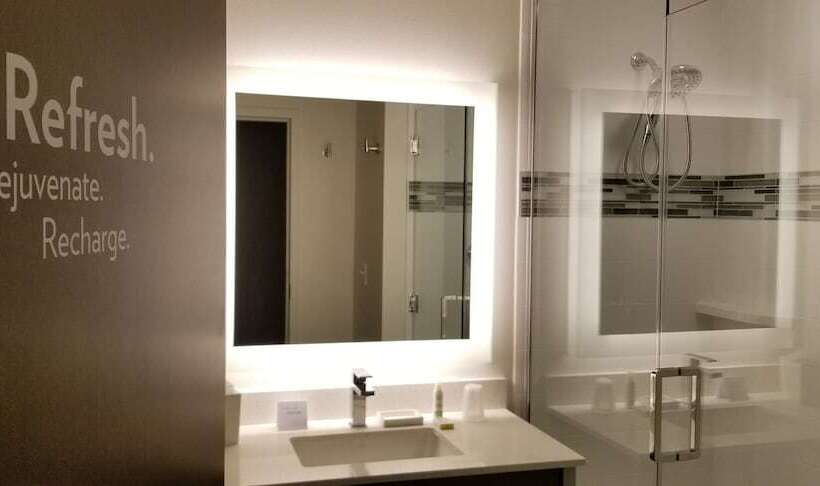 Люкс Адаптированный для Инвалидов, Even Hotel Eugene, An Ihg