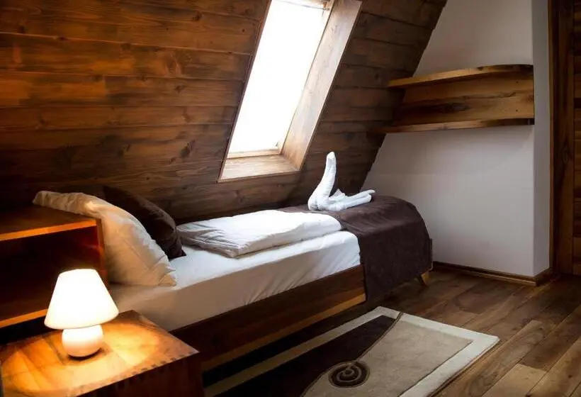 اتاق ساده سه‌ نفره, Motel Babino Brdo