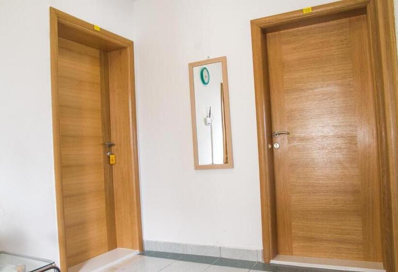 اتاق استاندارد سه نفره, Motel Han