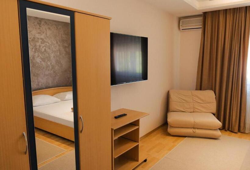 اتاق استاندارد سه نفره, Motel Lav