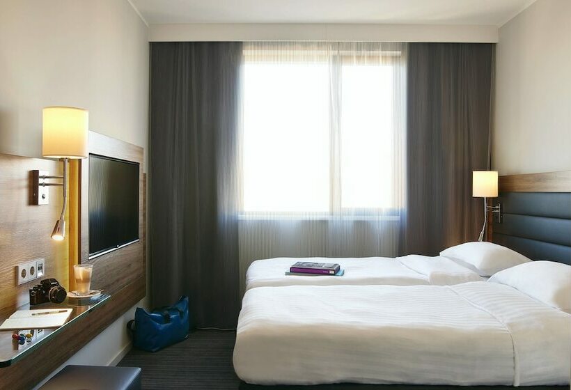 Номер Стандарт, Moxy London Heathrow Airport