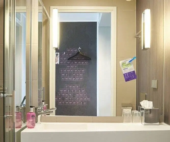 اتاق استاندارد, Moxy London Heathrow Airport