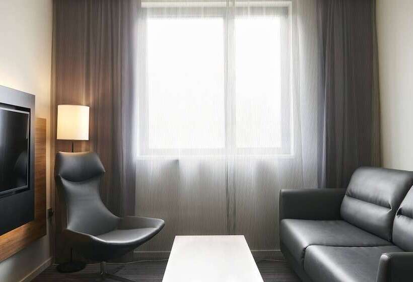 Семейный Номер, Moxy London Heathrow Airport