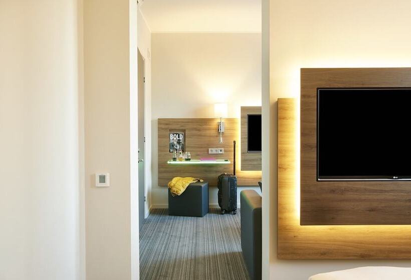 Семейный Номер, Moxy London Heathrow Airport