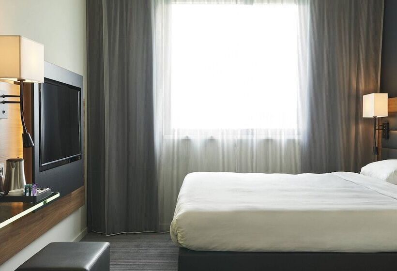 Семейный Номер, Moxy London Heathrow Airport