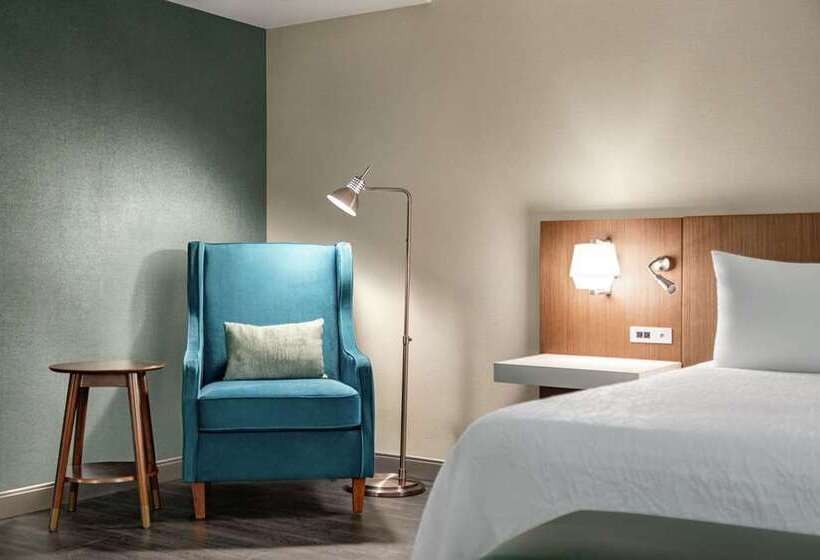 带大床的标准间, Tru By Hilton Farmville