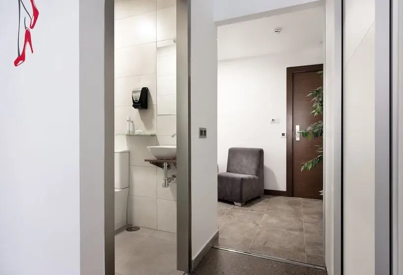 سوییت جونیور, Roisa Hostal Boutique