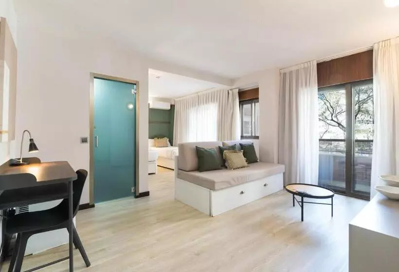 سوییت جونیور با بالکن, Roisa Hostal Boutique