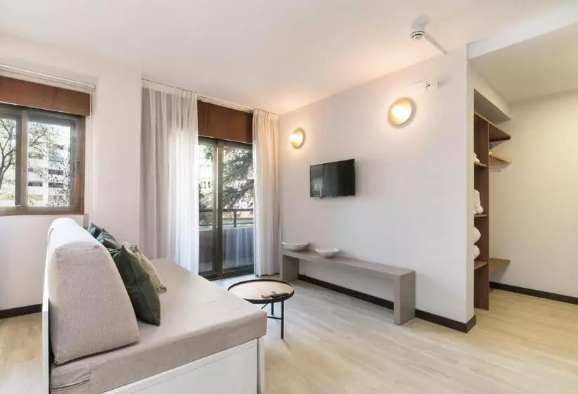 سوییت جونیور با بالکن, Roisa Hostal Boutique
