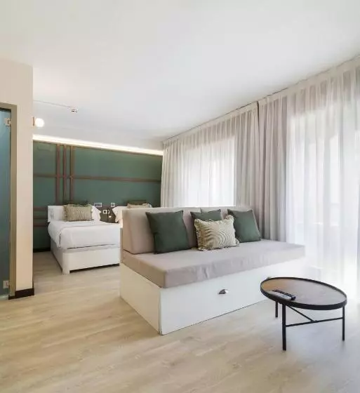 سوییت جونیور با بالکن, Roisa Hostal Boutique