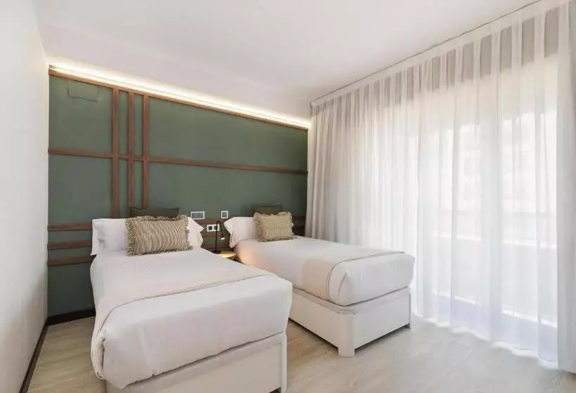 سوییت جونیور با بالکن, Roisa Hostal Boutique