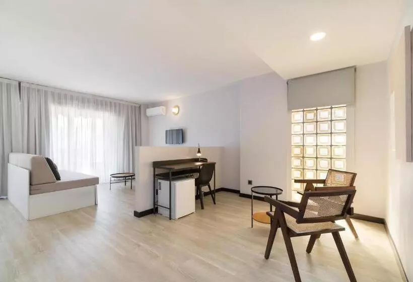 سوییت جونیور با بالکن, Roisa Hostal Boutique