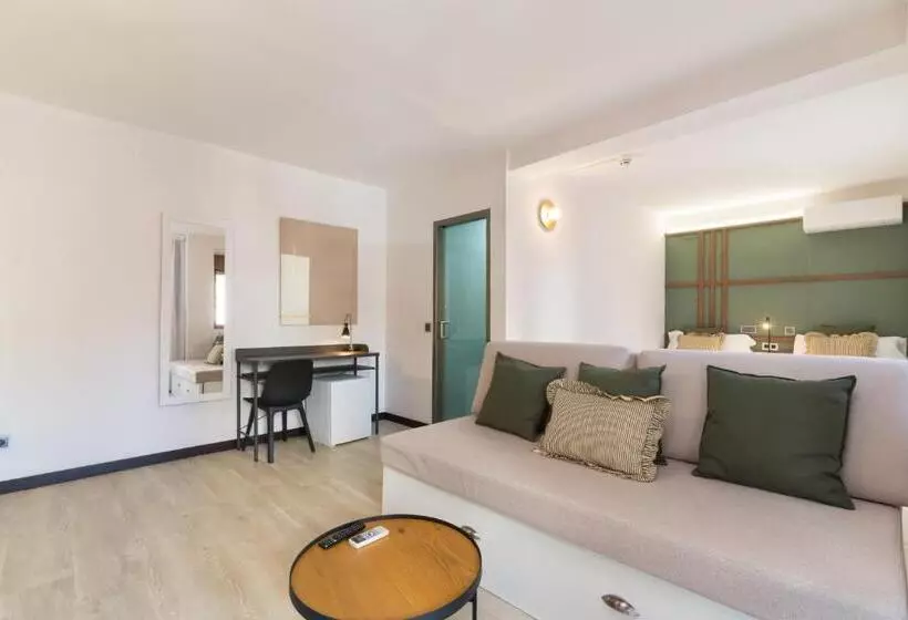 سوییت جونیور با بالکن, Roisa Hostal Boutique