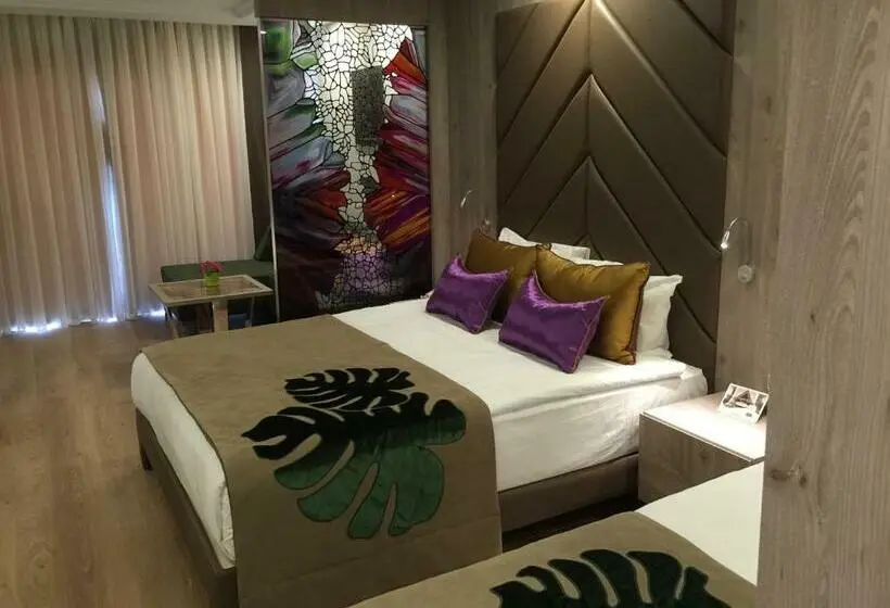 اتاق اساندارد با چشم‌انداز جانبی به دریا, Delphin Be Grand Resort