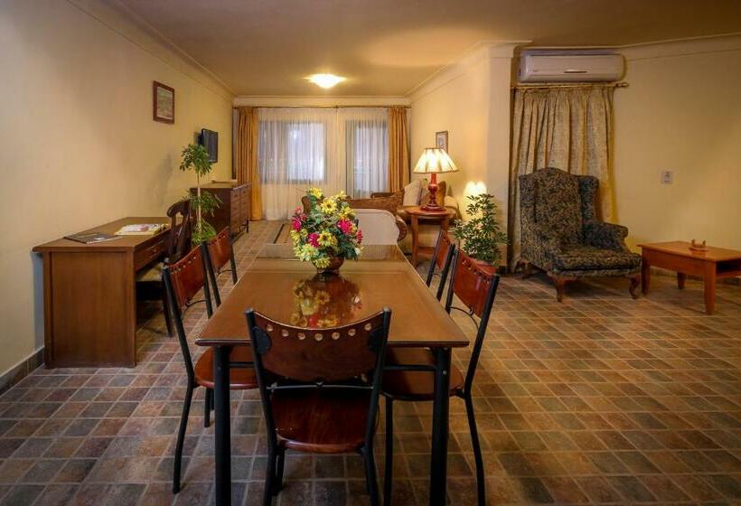 اتاق استاندارد, Adham Compound