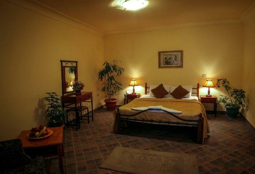 اتاق استاندارد, Adham Compound