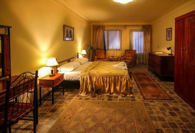 اتاق استاندارد, Adham Compound