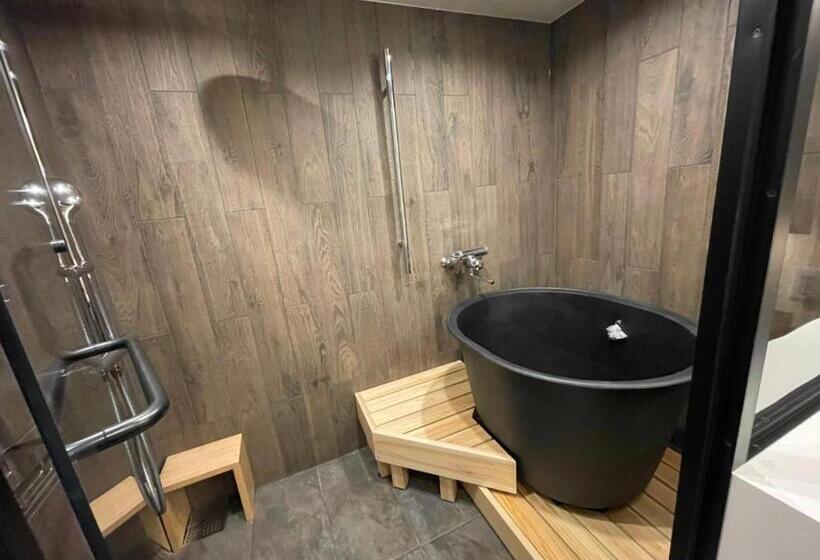 סוויטת ג'וניור משפחתית, Kazurabashi