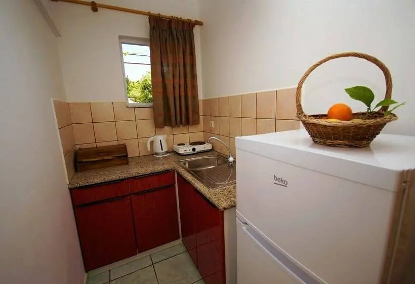 استودیوی استاندارد, Mathraki Resort