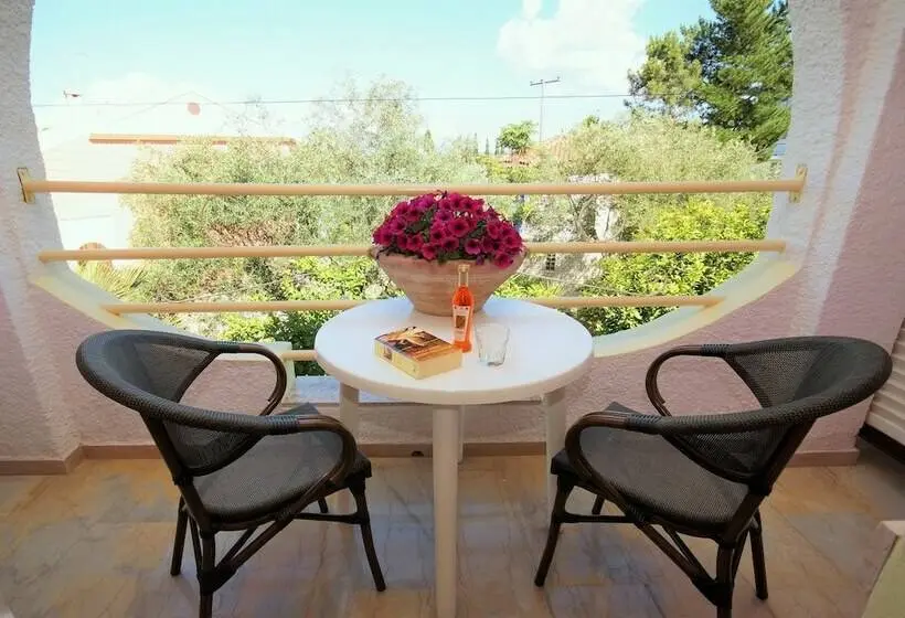 استودیوی استاندارد, Mathraki Resort