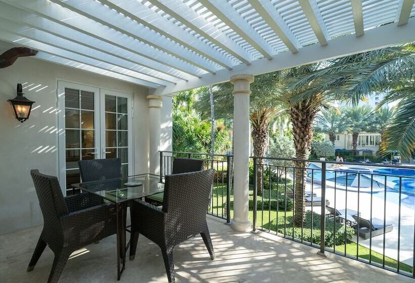 سوییت با چشمانداز استخر, The Regent Grand